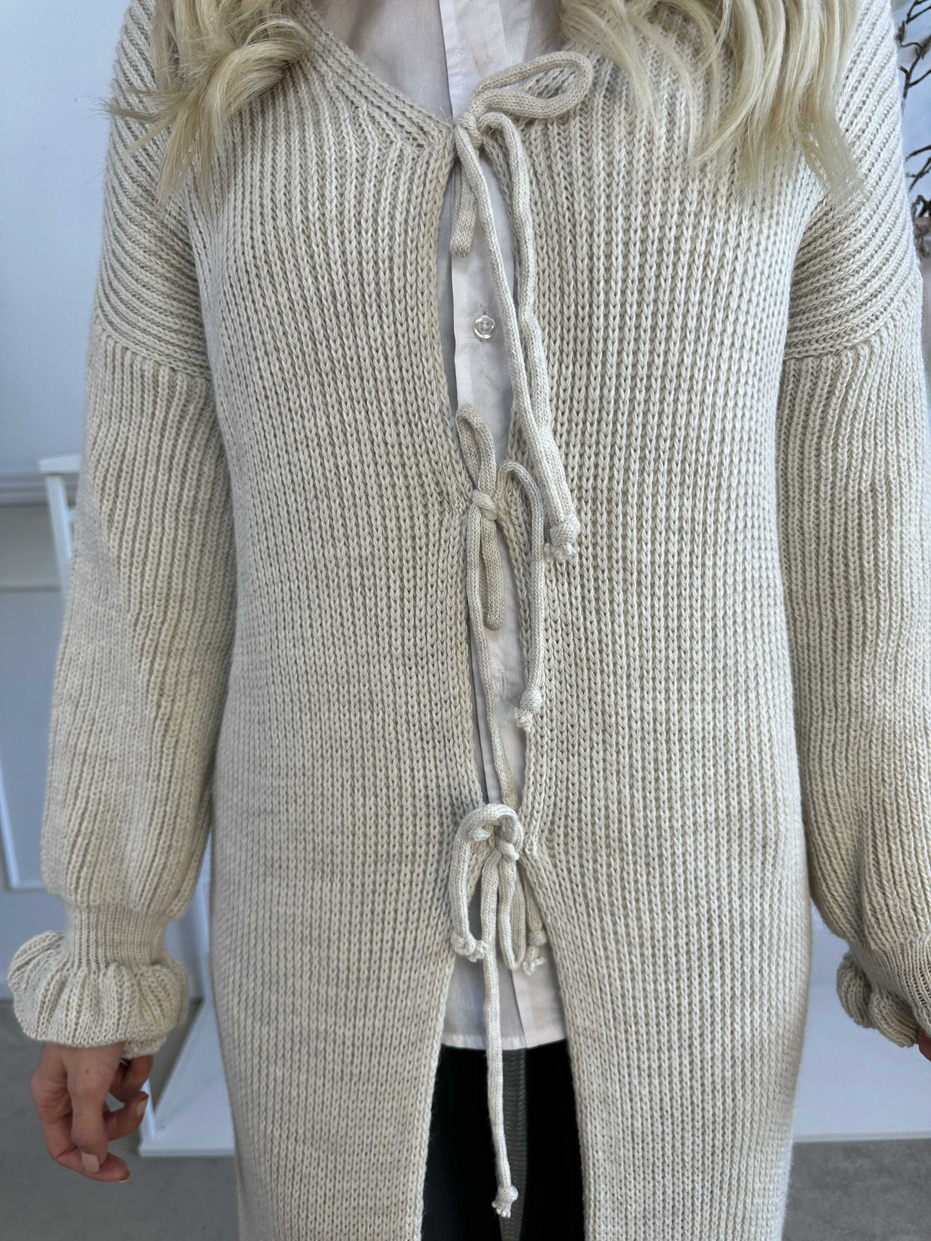 Catalina - Lang strikcardigan med sløjfer og flæsekant